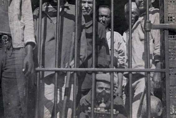 [GROS PLAN] Le bagnard, le médecin et les 27 statuettes