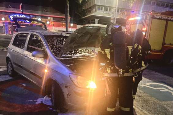 Une voiture prend feu avec cinq occupants à bord