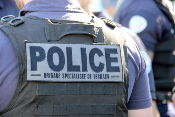 Des parents endormis ivres en voiture, malgré les pleurs répétés de leur bébé