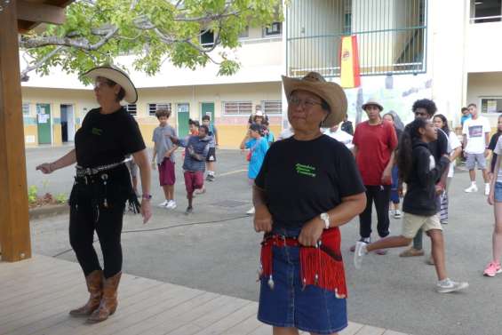 Les langues célébrées par la danse et les jeux à Katiramona