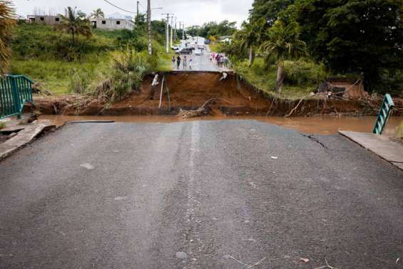 Le ministre des Outre-mer face aux dégâts de la tempête Fiona