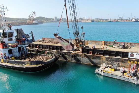 Les scaphandriers se jettent à l'eau pour l'ancrage de la centrale accostée