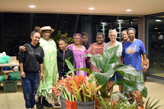 Derrière le marché des femmes rurales, des heures de préparatifs et de partage