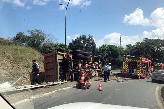 Accident : un camion couché sur la voie express