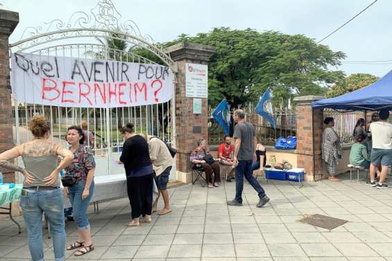 Les salariés en grève devant la bibliothèque Bernheim