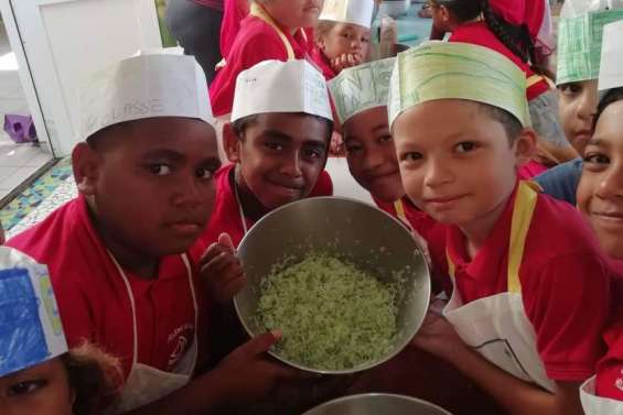 Les écoliers de Chaniel posent leurs marmites au collège