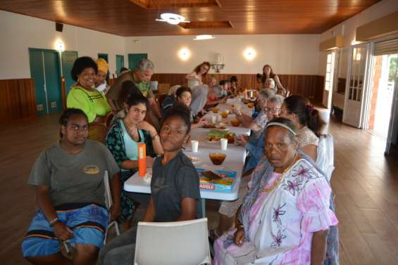 Un thé avec des élèves pour distraire les anciens