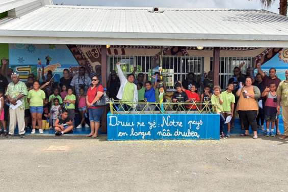 Les enfants de Paul-Duboisé, à Dumbéa, dessinent 