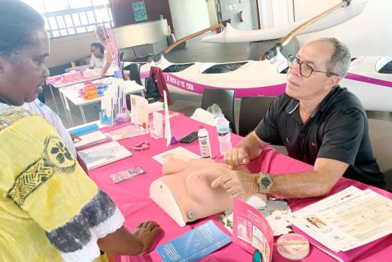 L'hôpital propose de palper des seins pour sensibiliser les femmes