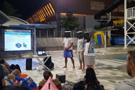 Une conférence sur la santé mentale les pieds dans l'eau de la piscine