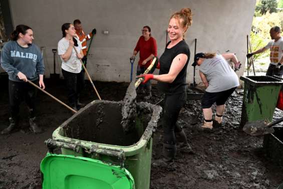 Un mort dans les inondations, les pluies s'atténuent