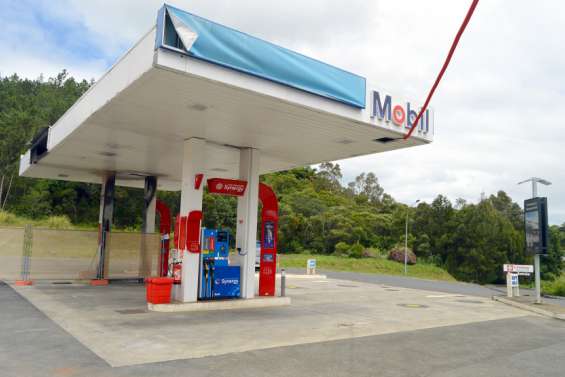 Trois personnes armées braquent la station Mobil de La Coulée 