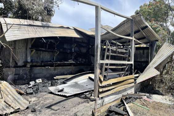Un garage détruit par les flammes dans le village de Bourail
