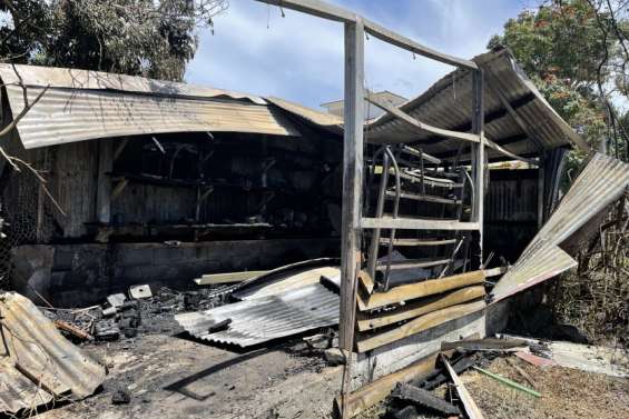 Le garage de la librairie de Bourail détruit par les flammes