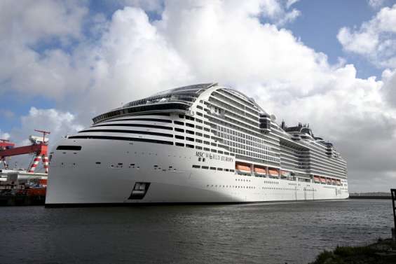 Le MSC World Europa, point vert au milieu du bleu