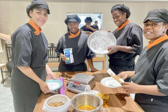 Des lycéens montrent leur amour de la cuisine aux résidents de la Rapsa