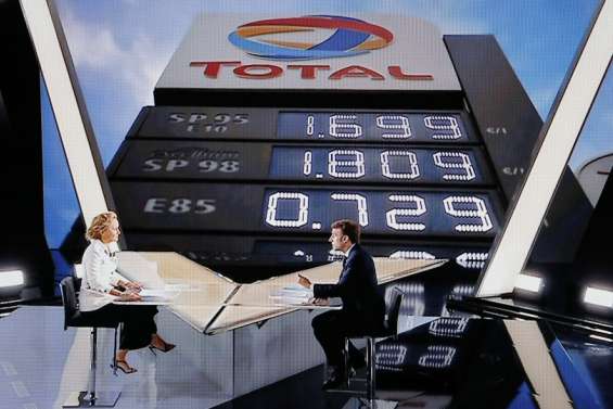 Emmanuel Macron défend son cap