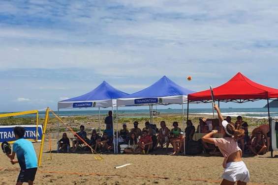 Après Bourail, le beach tennis fait étape à Poindimié