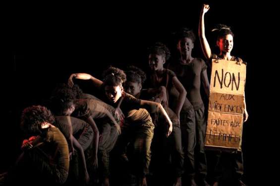 Celle qui marchait seule avec son carton au Studio 56