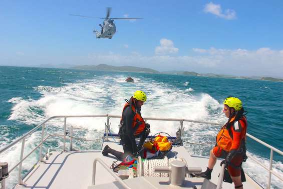 Un blessé à l’arme blanche et un disparu après une rixe sur un navire au large de la Grande Terre