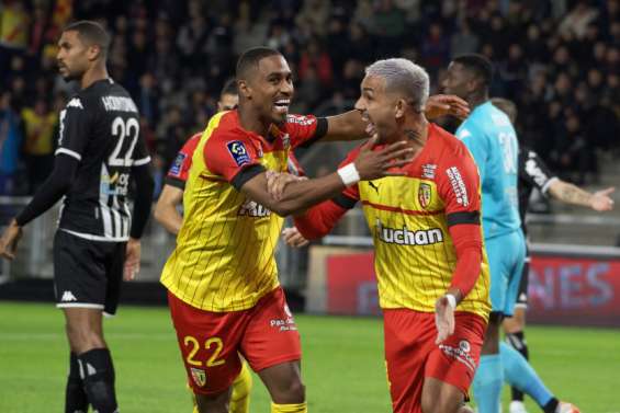 Lens garde le rythme derrière Paris