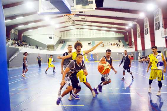 Avec autorité, Rivière-Salée se qualifie pour la finale du championnat