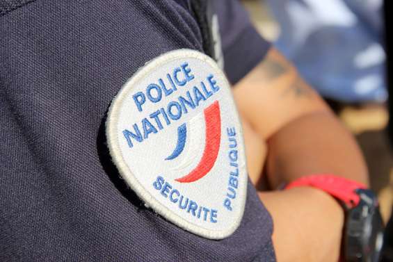 Course-poursuite à hauts risques avec des pneus crevés