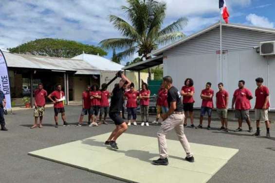 La classe défense rend visite à la police