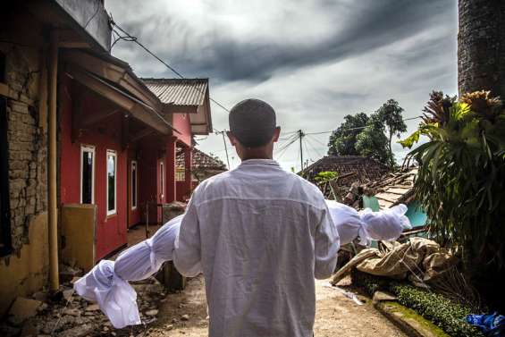 Tremblement de terre à Java : la course contre la montre pour les secours