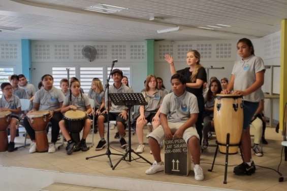Les collégiens ont fait résonner les tambours pour la paix