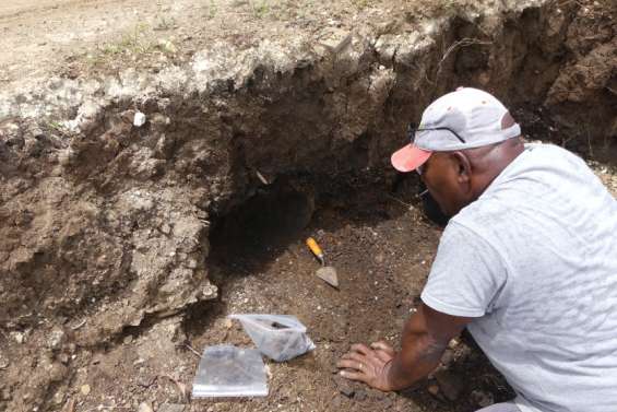 Une poterie Lapita découverte sous la route à Nessadiou
