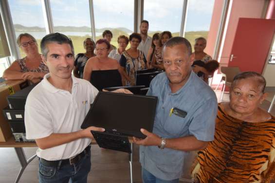 Ateliers informatique en vue pour les seniors de Koueta Baie