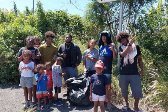 Des habitants de Nouré réunis pour nettoyer le quartier