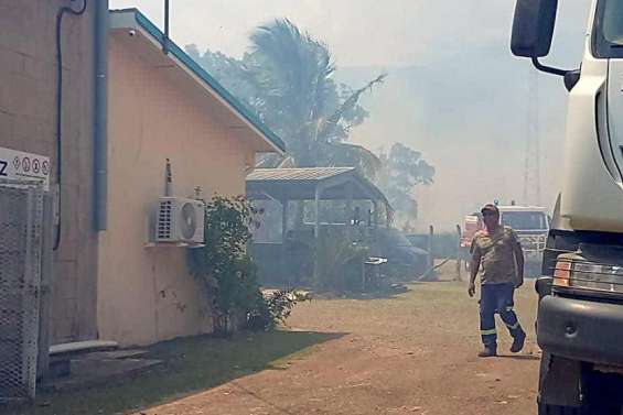 Violent incendie de brousse à Poya, la circulation perturbée