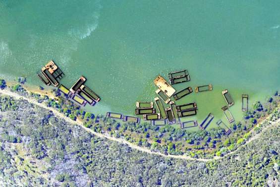 À Dumbéa, en baie d'Apogoti, un cimetière de barges est en passe d'être démantelé