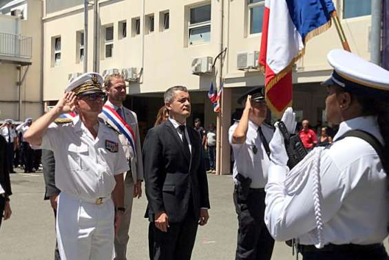 Le ministre Gérald Darmanin à la rencontre des policiers au commissariat central de Nouméa
