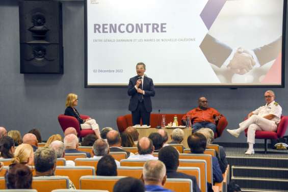 Le ministre Gérald Darmanin rencontre les maires toujours scindés en deux groupes