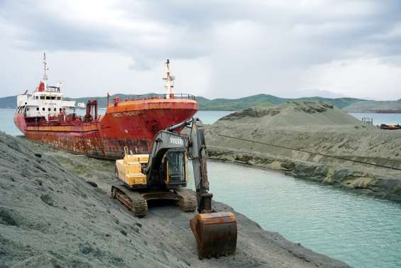 La masse rouillée du Grete Theresa a quitté le quai des caboteurs