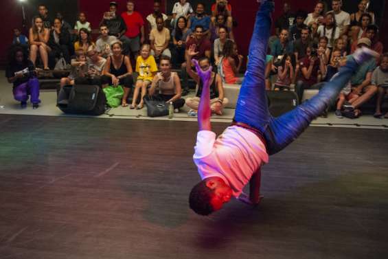 Un concours de hip hop de haut niveau sous le Chapito