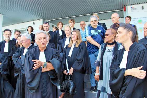 Les avocats vont attaquer l'État pour les conditions 