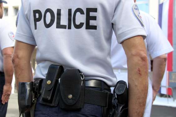 Fortement alcoolisée, elle s’en prend à la portière du conducteur