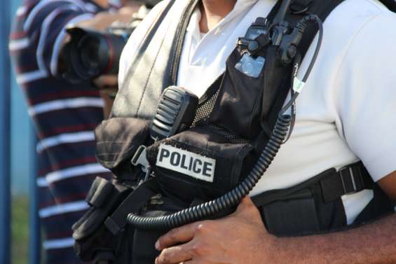 Piqué à la poitrine d'un coup de ciseaux