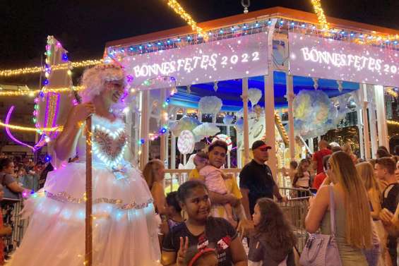 La place des Cocotiers s’est illuminée aux couleurs de Noël
