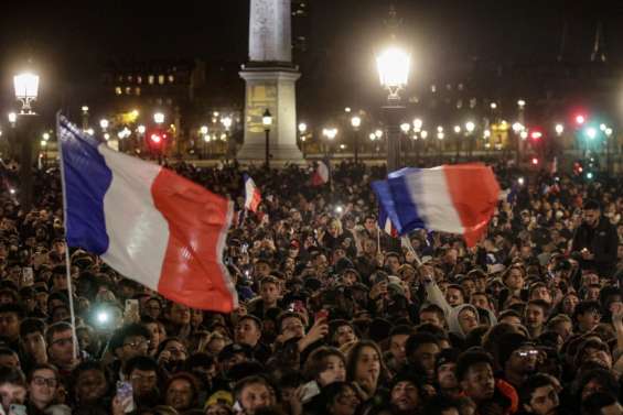 Malgré la déception, les Bleus acclamés par la foule à Paris