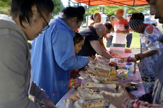 [VIDÉO] Un sandwich pour autrui maintient son aide aux sans-abri durant les fêtes