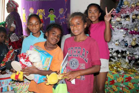 Les enfants de l'île Nou font le plein de cadeaux