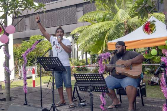 Les patients et soignants du Médipôle fêtent Noël en chanson, loin de la maladie