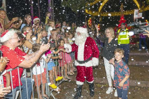 Des enfants par milliers venus accueillir le père Noël sur la place des Cocotiers