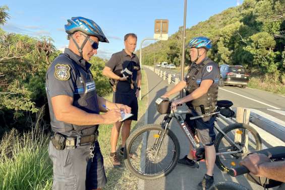 A Nouméa, la municipale continue ses patrouilles pour faire tenir les chiens en laisse