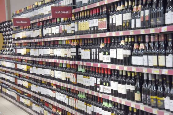 Relaxé après avoir été arrêté pour vol de bouteilles